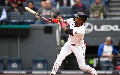 MLB: Angel Martínez logra hit clave y gran jugada defensiva