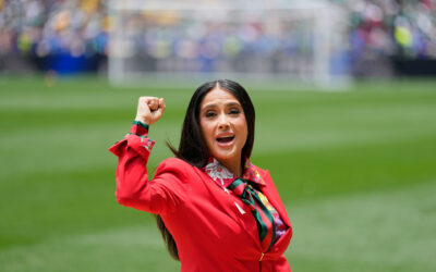 Salma Hayek da la bienvenida al mundo en la inauguración del Mundial 2026