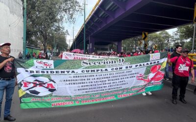 Maestros de la CNTE marchan hacia el Estadio Ciudad de México para protestar en inauguración