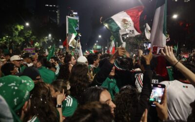 Miles salen a las calles de CDMX para celebrar el triunfo de México sobre Ecuador