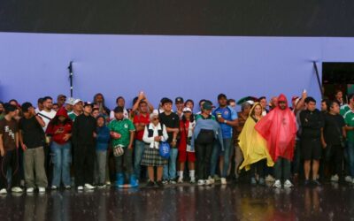 La lluvia no asusta a aficionados en el Fan Fest del Zócalo de CDMX