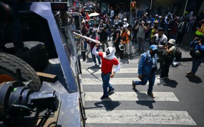 Maestros de la CNTE chocan con policías en inmediaciones del ‘fan fest’ en el Zócalo de CDMX
