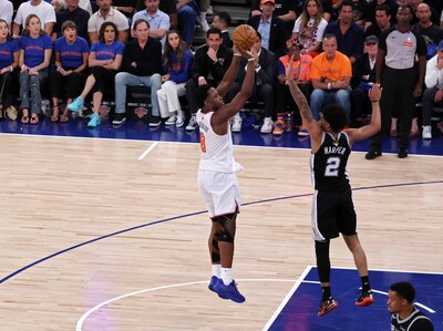 Knicks ganan a Spurs con una remontada histórica y acarician el título