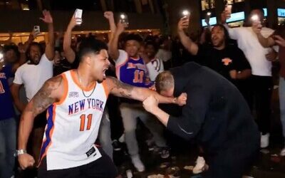 fanáticos de los Knicks destrozan una camiseta de Wemby