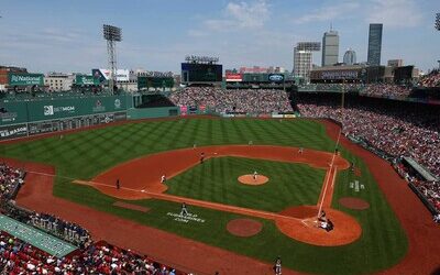 Fenway Park, en Boston, tiene 114 años y el Estadio Quisqueya 71
