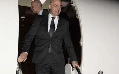 Infantino en jet privado, símbolo de los excesos de la FIFA