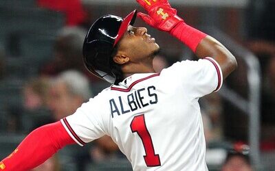 Con batazo de Ozzie Albies, los Bravos le ganan a Milwaukee