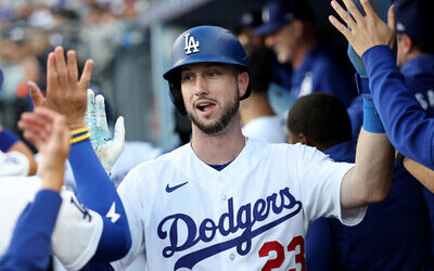 MLB: Kyle Tucker abandona juego con espasmos en la espalda