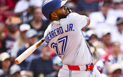MLB: Vladimir Guerrero Jr. sale del juego por rigidez en la espalda