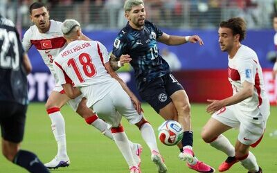 Mundial 2026: Paraguay gana con 10 por roja a Almirón