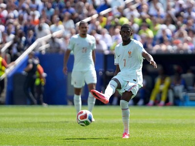 Triplete de Dembélé asegura el liderato invicto de Francia