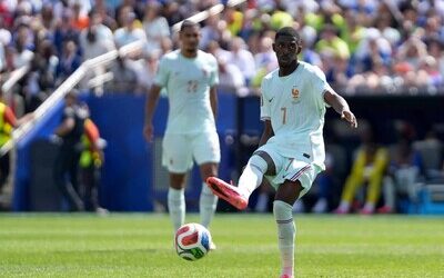 Triplete de Dembélé asegura el liderato invicto de Francia