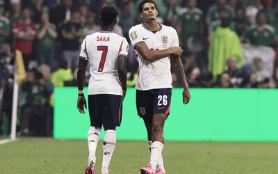 Jarell Quansah recibe dos partidos de sanción por su roja ante México