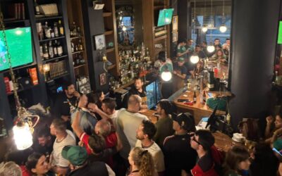 #Crónica | Mexicanos imponen la fiesta y los cánticos en bar británico en CDMX