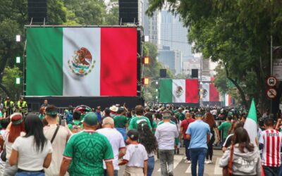 Miles de aficionados toman Reforma para ver a México entre lluvia, filtros de seguridad y ley seca