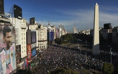 Buenos Aires valla el Obelisco por el Argentina-Inglaterra