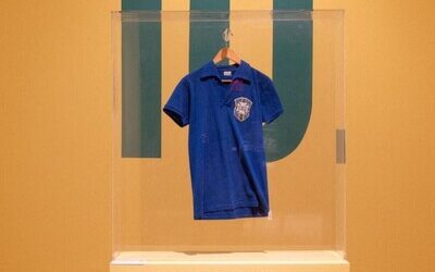 Camiseta Pelé subasta por 4.9 millones de dólares