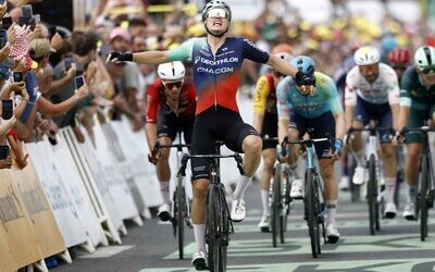Olav Kooij gana accidentaba etapa del Tour de Francia