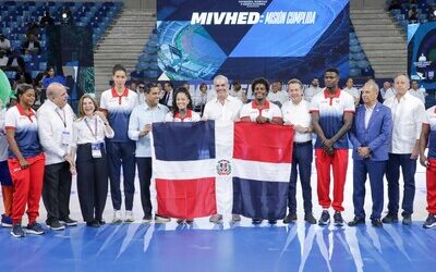 Santo Domingo 2026: Abinader entrega bandera a delegación de RD