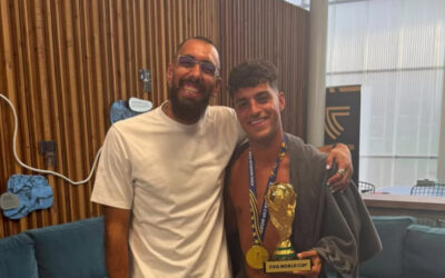 Borja Iglesias visitó a sus compañeros antes de volver de las vacaciones