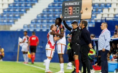 Doble mazazo ante el Alavés: Isi se retira en el minuto 15 y Batalla abandona el partido en camilla