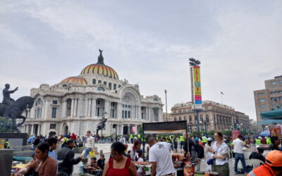 Ambulantes usan vialidades para vender alrededor de la Alameda Central en CDMX