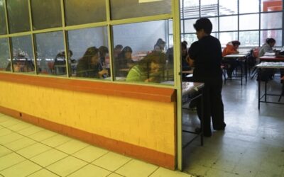 Maestros son descubiertos haciendo trampa en examen para la promoción docente