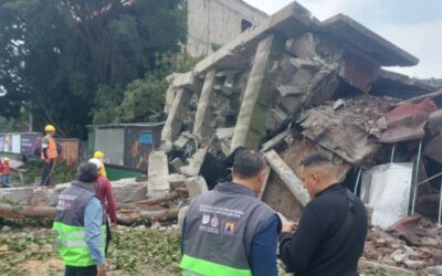 Colapsa edificio en Viaducto Miguel Alemán y cae sobre los carriles laterales en plena CDMX