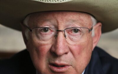 Ken Salazar acusa a Trump de dividir a Estados Unidos y generar una crisis política