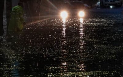 Lluvia provoca inundaciones en alcaldías de CDMX; autoridades activan Alerta Roja y Naranja