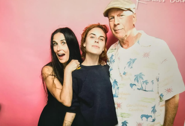Bruce Willis reaparece en público durante la boda de su hija Tallulah