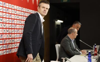 Uriarte esquiva a los capitanes, se muestra firme con los exjugadores y ofrece el palco a los expresidentes