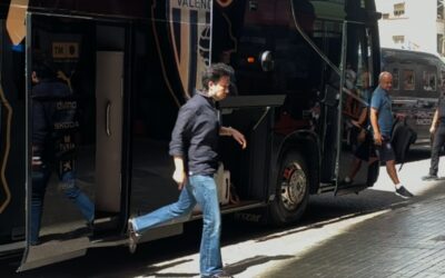 Kiat Lim llega a Mestalla camuflado entre la expedición del Valencia en una tarde de protestas contra la propiedad