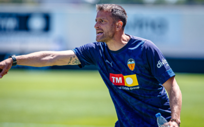 Óscar Sánchez, técnico interino del Valencia: «El equipo hace muchas cosas bien, pero si sumas un punto de quince es por algo»