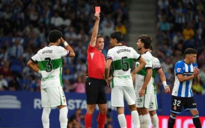 El error de Federico Redondo que dejó al Elche con uno menos en el 6′