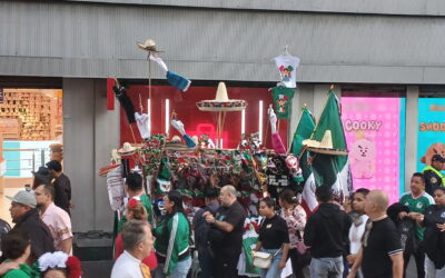 Entre banderas, Amlitos y productos chinos: así luce el camino al Zócalo por el Grito