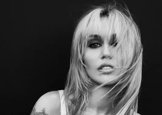Miley anuncia Bass Persuades, su décimo álbum de estudio