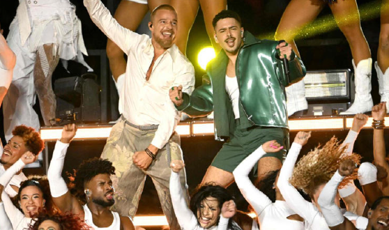 Ricky Martin y Pedro Sampaio en la NFL en el Maracaná