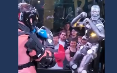 Influencer protagoniza primera pelea contra robot