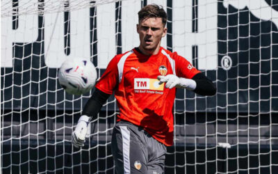 Van Oevelen sufre un esguince de rodilla y se complica su estreno con el Valencia