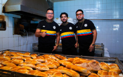 Los Primeritos de Colombia festejan al pan francés en panadería de Torreón