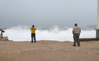 Huracán Simón se degrada a categoría 3 pero provoca olas de hasta 5 metros en costas de Jalisco