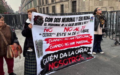 Trabajadores del IMSS llevan reclamos por salarios y medicamentos a Palacio Nacional