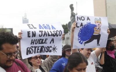 Manifestantes vuelven a marchar por agua limpia en Guadalajara y exigen renuncia de Pablo Lemus