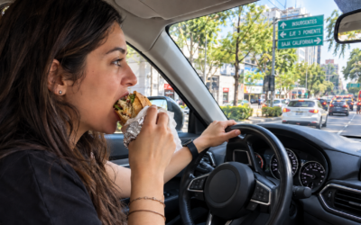 Comer mientras manejas en CDMX puede costarte dos multas y no es precisamente por la comida