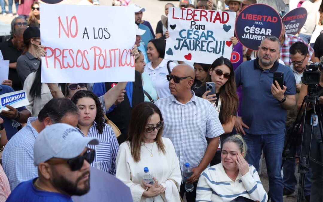 Caravana en Chihuahua exige liberar a César Jáuregui mientras el exfiscal enfrenta audiencia