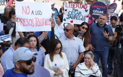 Caravana en Chihuahua exige liberar a César Jáuregui mientras el exfiscal enfrenta audiencia