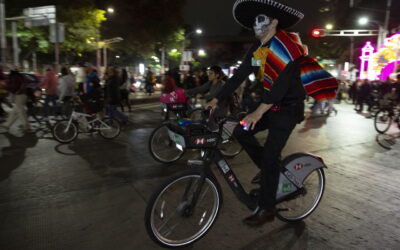 Paseo Nocturno de Día de Muertos: luces, creatividad e ingenio se imponen al recorte de la ruta