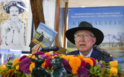 Ken Salazar pide desmantelar a los cárteles y advierte que en la relación México-EU «falta respeto mutuo»