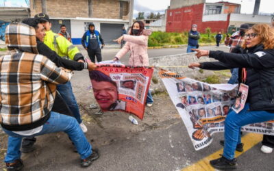 Automovilistas y madres buscadoras se enfrentan en la México-Toluca por bloqueo y cierre de la carretera